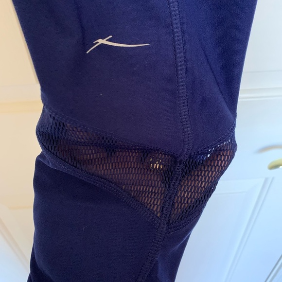 Gottex Navy leggings with Mesh accents XL. Gorgeous & stylish!. Zipper pocket - Picture 4 of 10
